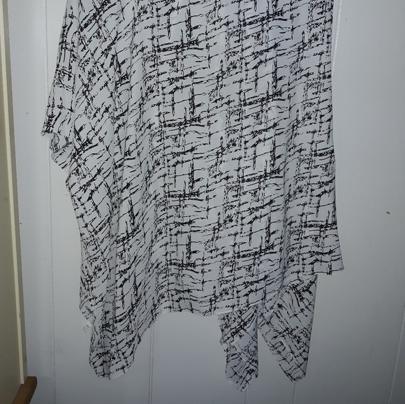 Kimono style loose fit black and white cardigan - Picture 2 of 4